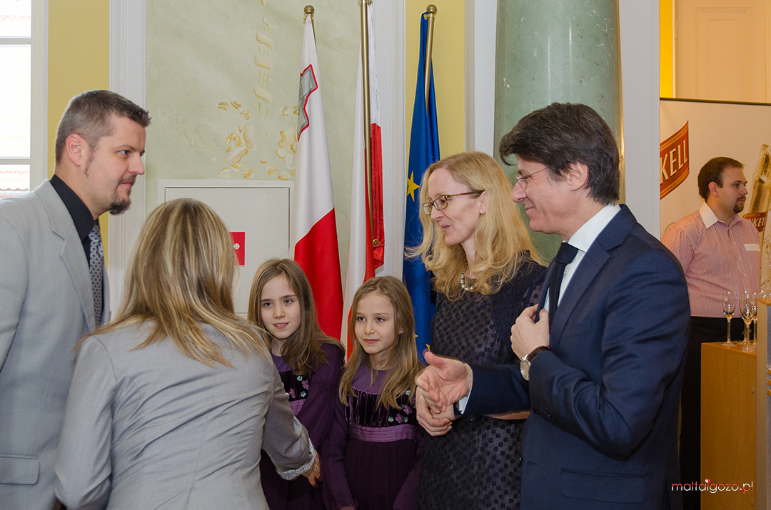 Ambasador Malty z rodziną wita zaproszonych gości
