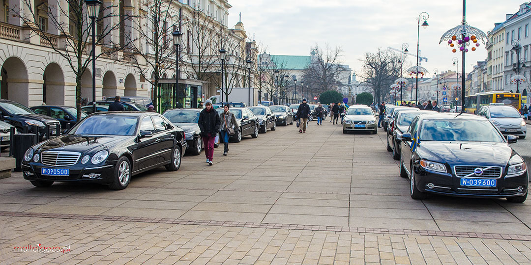 Na chwilę przed rozpoczęciem obchodów rocznicy parking zapełnił się limuzynami dyplomatów
